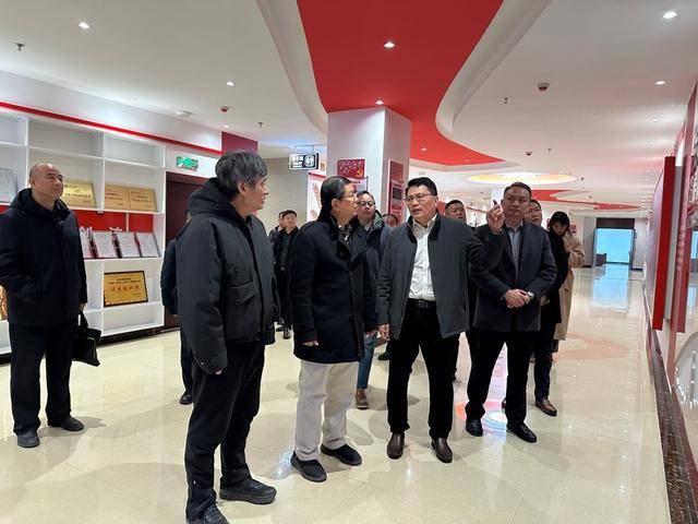 一行到访华瑞集团洽谈农副产品跨境合作开元